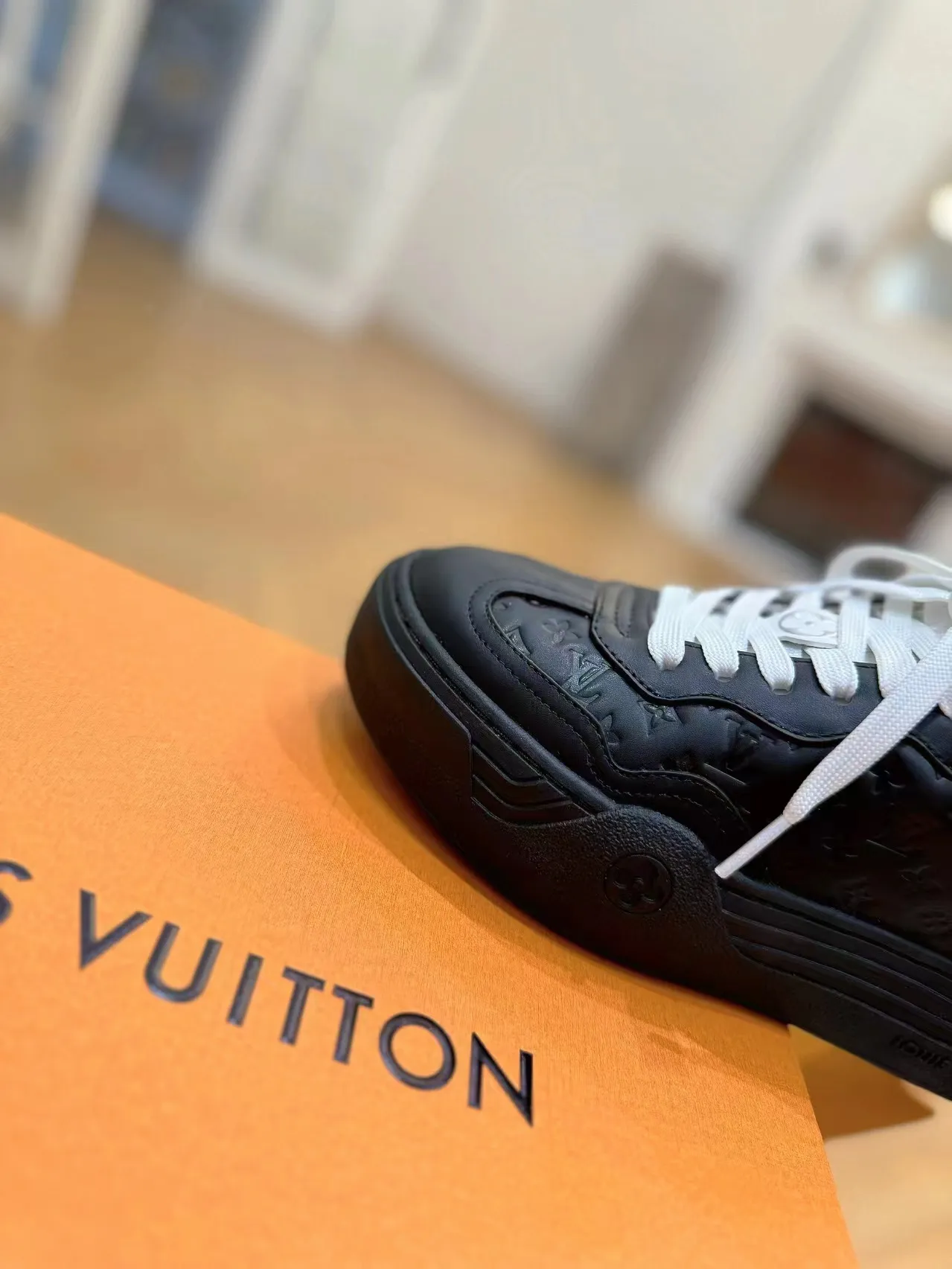 👟👟Ex-factory price 620👟👟Men's size +10 Same style for men and women🔥🔥𝐋𝐕 𝐃𝐢𝐬𝐜𝐨𝐯𝐞𝐫𝐲 2024 new sports shoes thick sole casual ❗️❗️ original purchase development and production LV Discovery lace-up shoes were unveiled at Louis Vuitton's fourth show. They are made of technical mesh fabric and metallic synthetic materials to create a streamlined design. Brand elements embellish the upper and lightweight rubber outsole, with technical shoelaces. Fabric: Original imported cowhide + technology mesh Inner lining: Original customized breathable mesh Sole: Original molded ultra-light rubber foam material Bottom thickness: 5.5CM Size: Women's 35-41 (41 customized), Men's 39-46, (45-46 customized)
